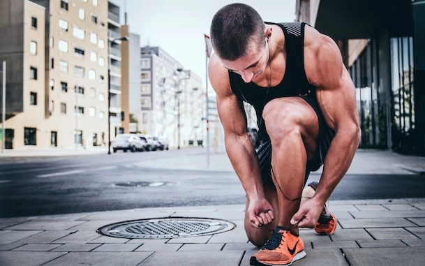 Fit runner tying shoes